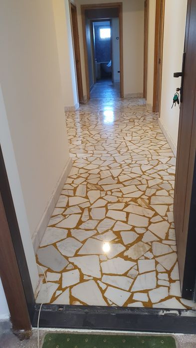 Slefuim pardoseli din piatra, beton sau șapă.