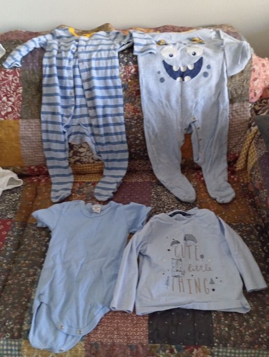 Продавам комплект бебешки дрешки за бебе до 12 месеца общо за 10 лв