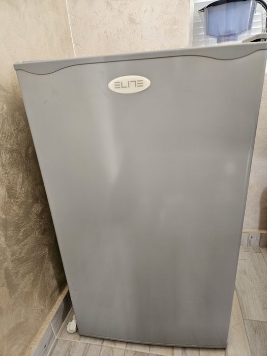 Малък компактен хладилник Elite