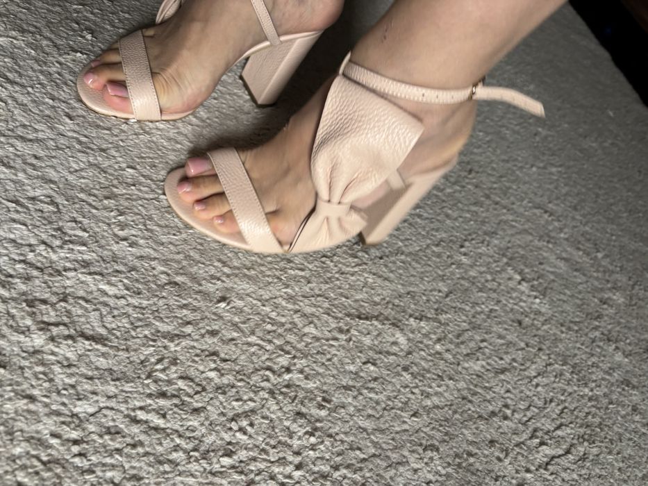 Sandale roz pudrat, de piele cu toc