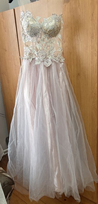 Бална рокля. Обличана един път. Без забележки.
