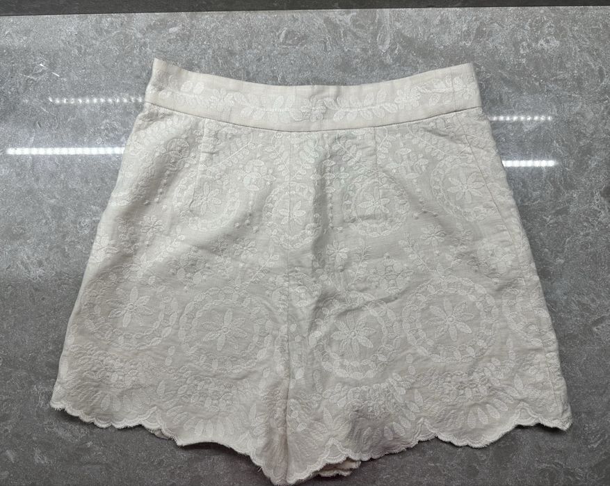 Pantaloni scurti din in cu broderie Zara