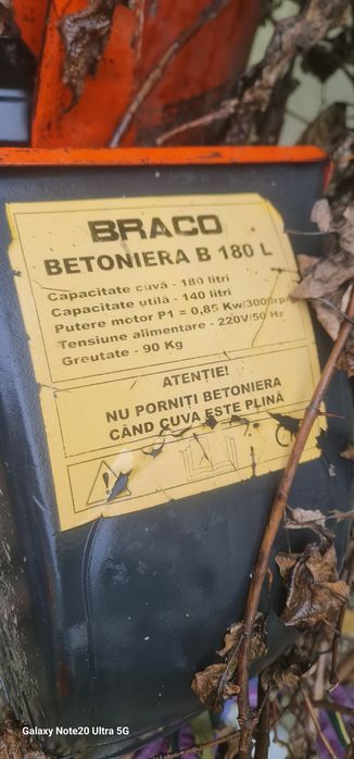 Vând bicicleta cu trei roti