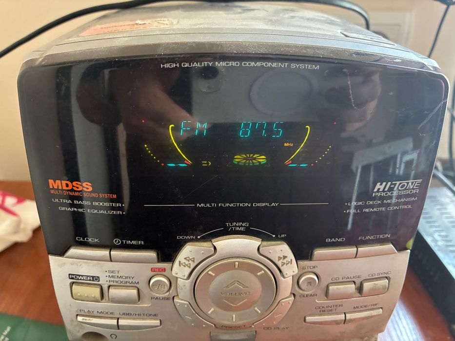 Музыкальный центр LG с колонками (CD / AUX / радио)