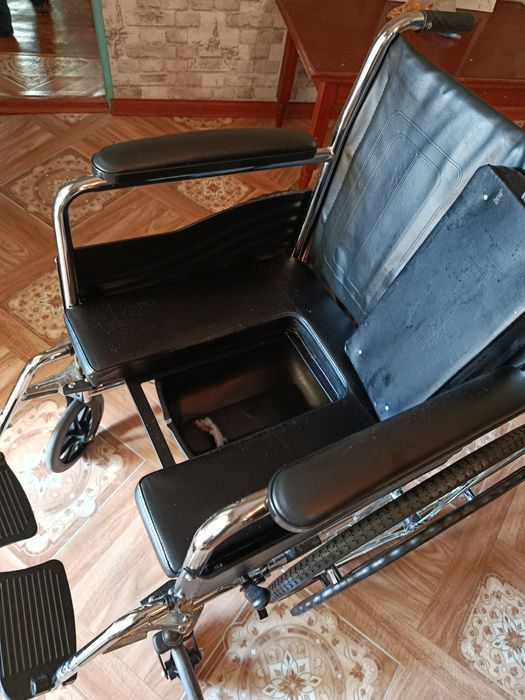 Инвалидная коляска с санитарным устройством