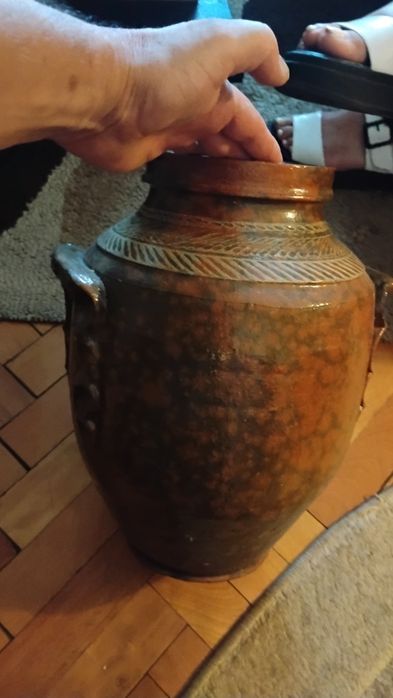 Oală veche  cu un semn nu știu ce reprezintă
