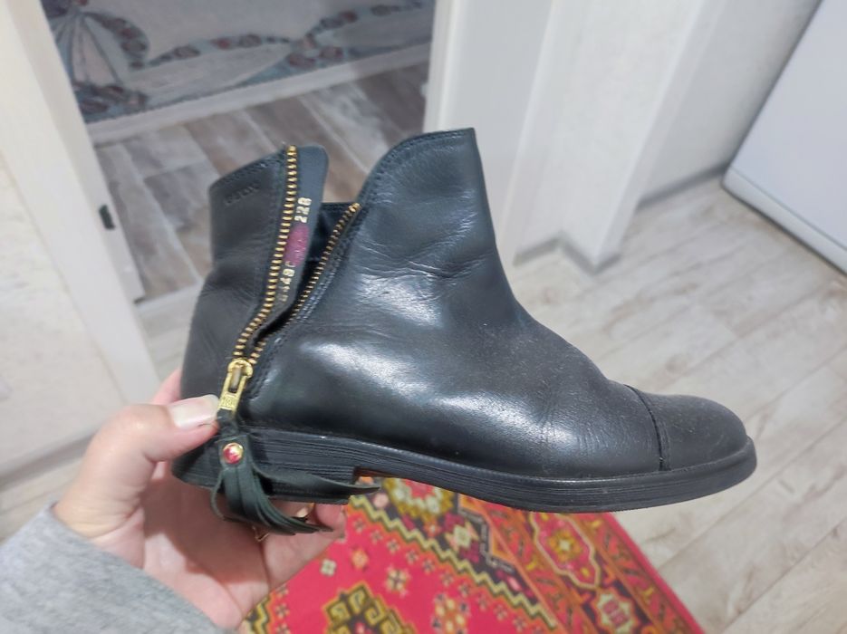 Продам детские осенние сапоги.