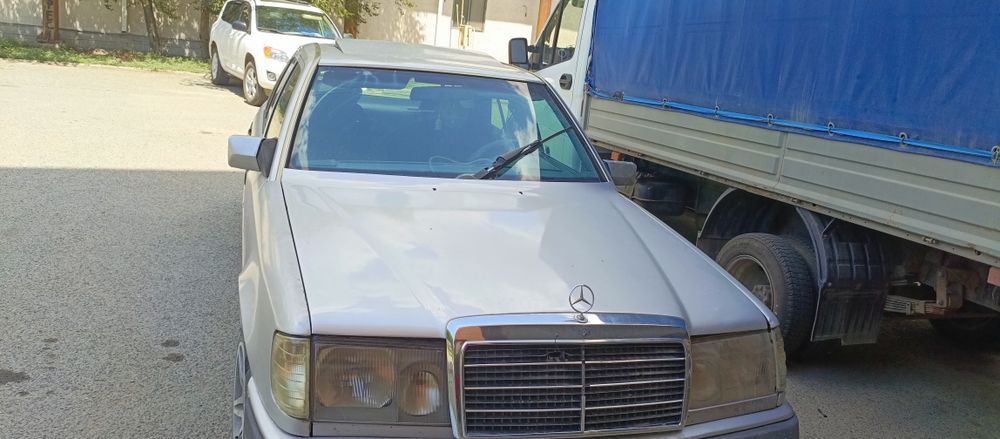 Мерседес Е220 W124