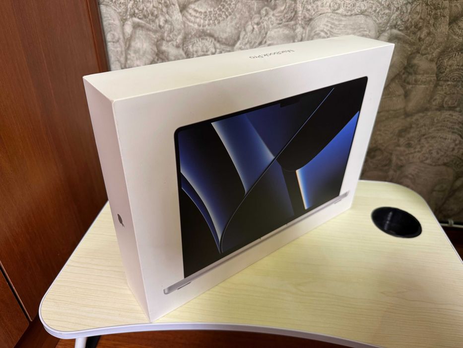 Продаю MacBook Pro 16” (M2 Pro) 512/16ГБ Silver Идеал (2023 года)