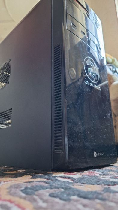 Комплект: монитор, кейс от ПК и клавиатуры