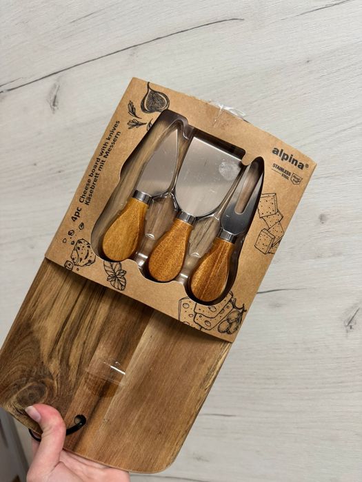 Set platou brânzeturi din lemn Alpina cu 3 cuțite – design elegant