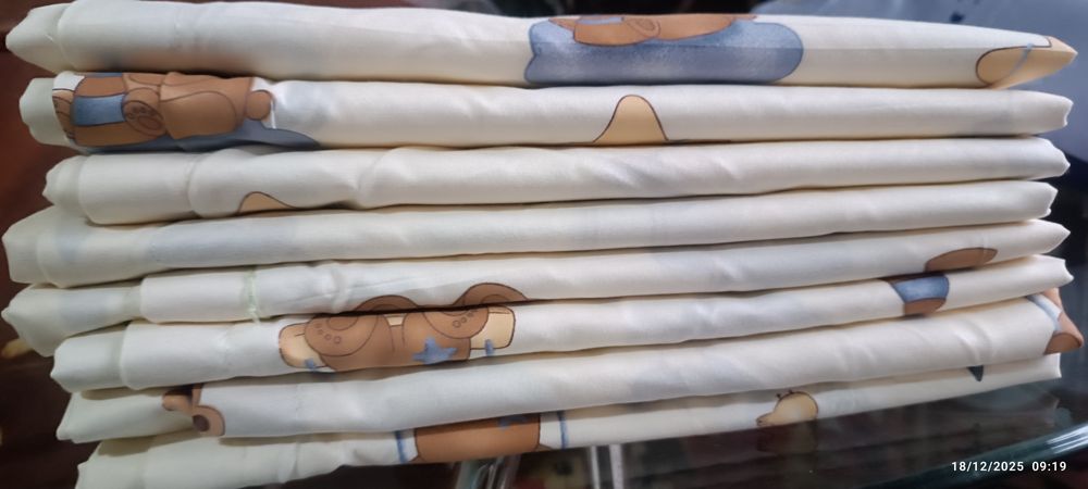 Matraslar va koʻrpa, yosti, pastelar.