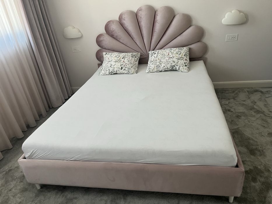 Pat tapițat roz pudrat cu tăblie tip scoică