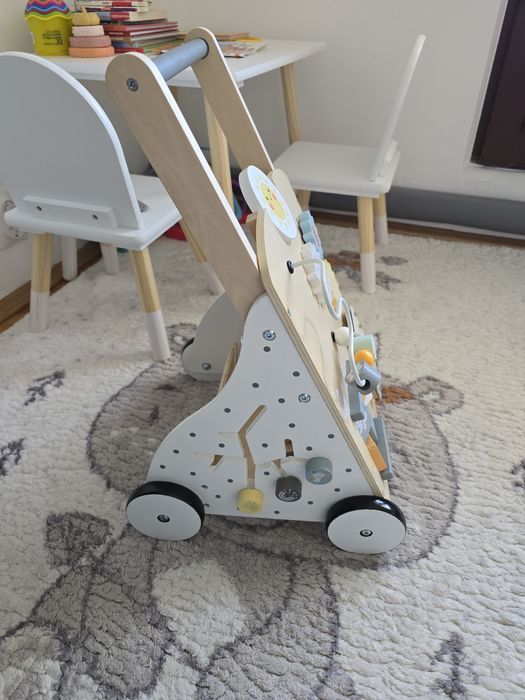 Antemergator  din lemn cu activitati educative