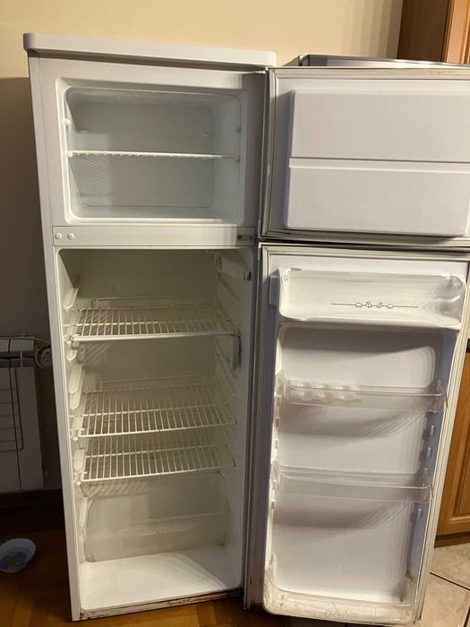 Хладилник с горна камера