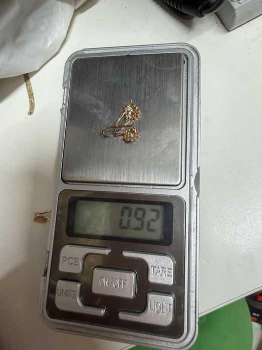 Продам золотые серьги