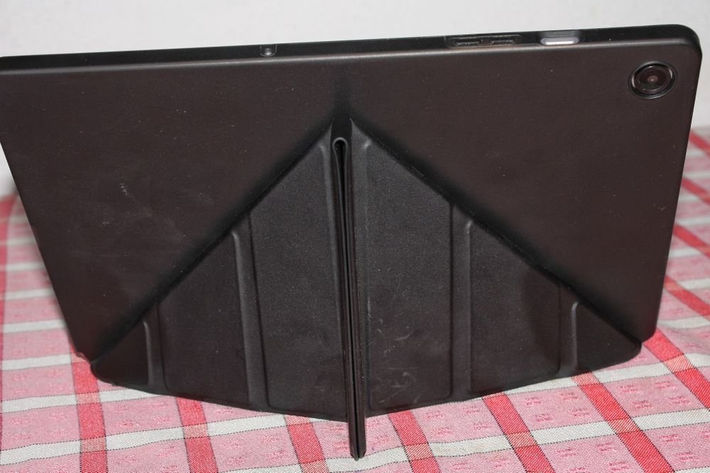 Продам планшет samsung tab a9+.