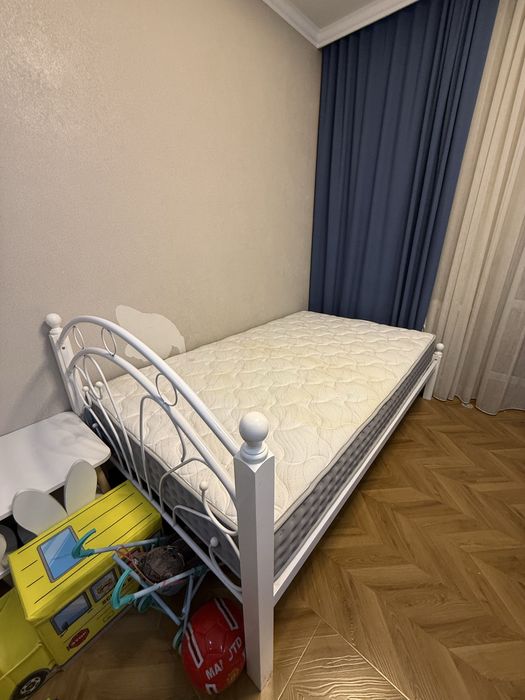 Продам кровать с матрасом