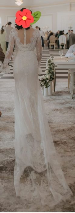 Rochie de mireasa tip sirena cu dantela voal inclus in preț.