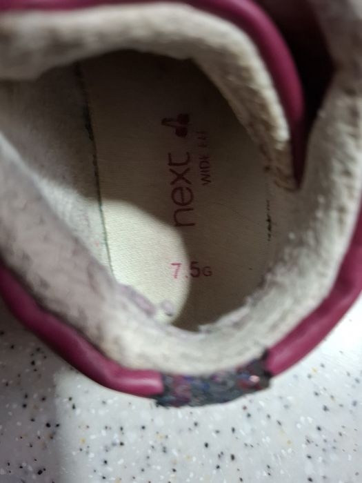 Продаются резиновые сапожки и ботиночки 24 разм и 25.