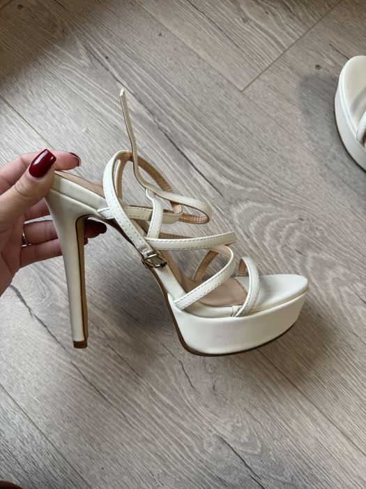 Сандали на висок ток