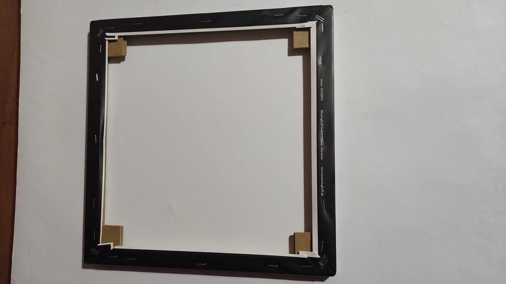 Картина черно-бял принт върху полиестерно платно в дървена подрамка