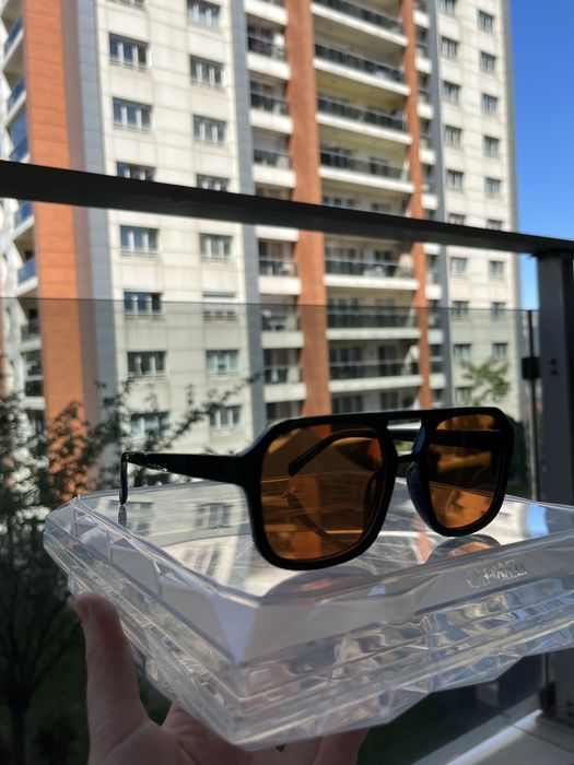 Ochelari de soare cu design modern și urban, cu ramă neagră și lentile verzi ,maro ,portolii si albastri
