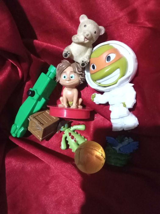 Цял лот от фигурки