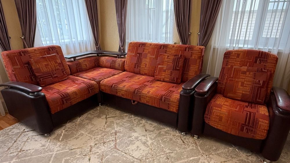 Продам угловой диван с креслом