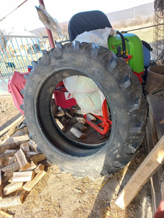 Vând două anvelope tractor 13.6R36