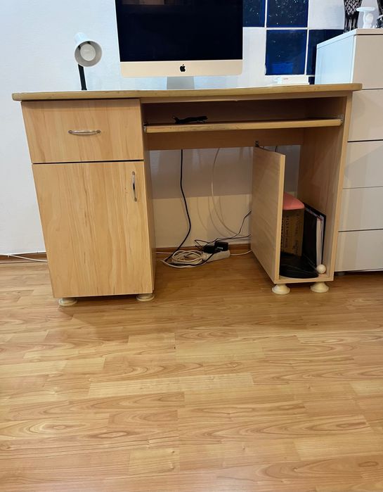 Birou cu sertar si usa