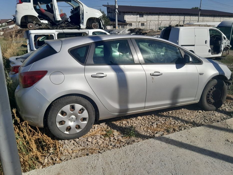 Dezmembrez Opel AstraJ j/ H