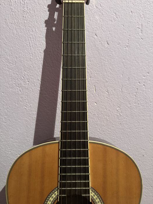 Продавам класическа китара Almeria C36