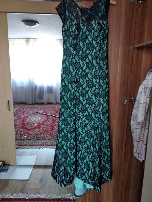 Rochie gala lunga cu trena de dantela