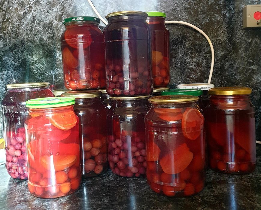 Банка 1 литров с крышкой и компотамй