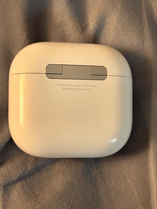 Airpods 4 -active noise cancellation
