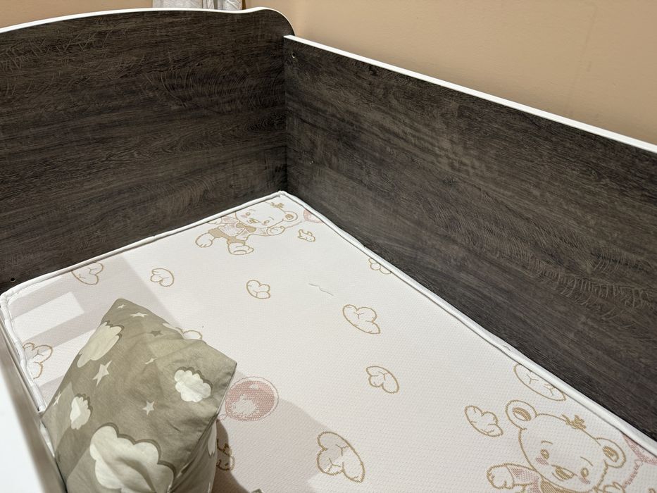 Бебешка кошара в много добро състояние