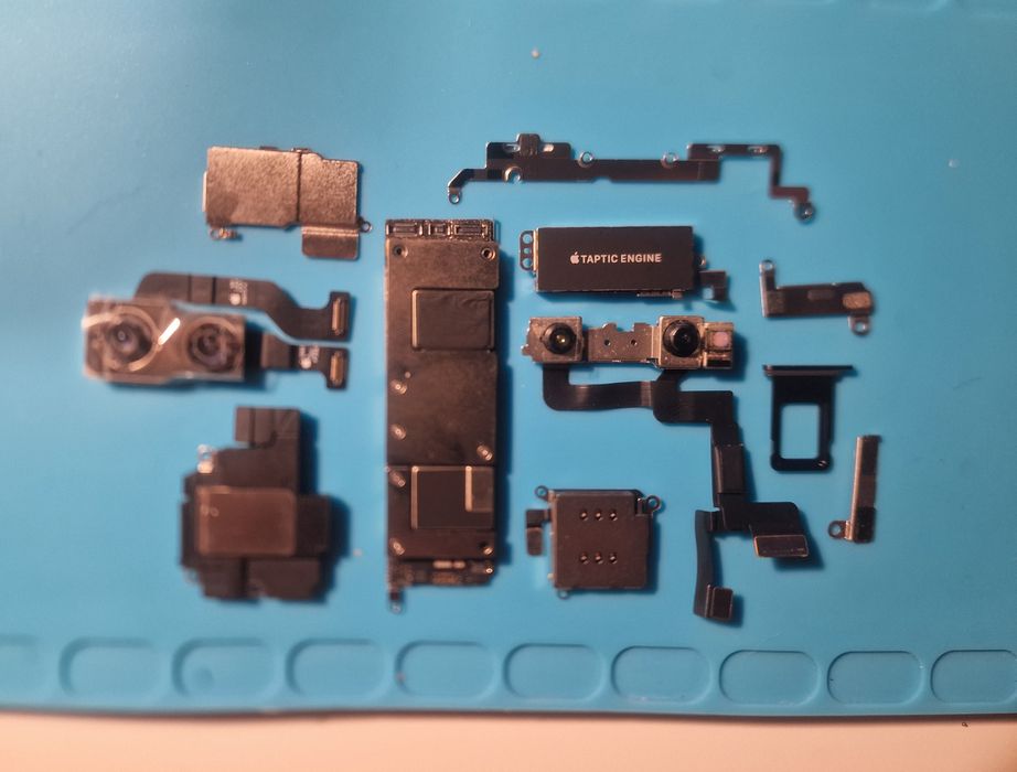 Piese Iphone 11 - carcasa, camere, placat de baza etc