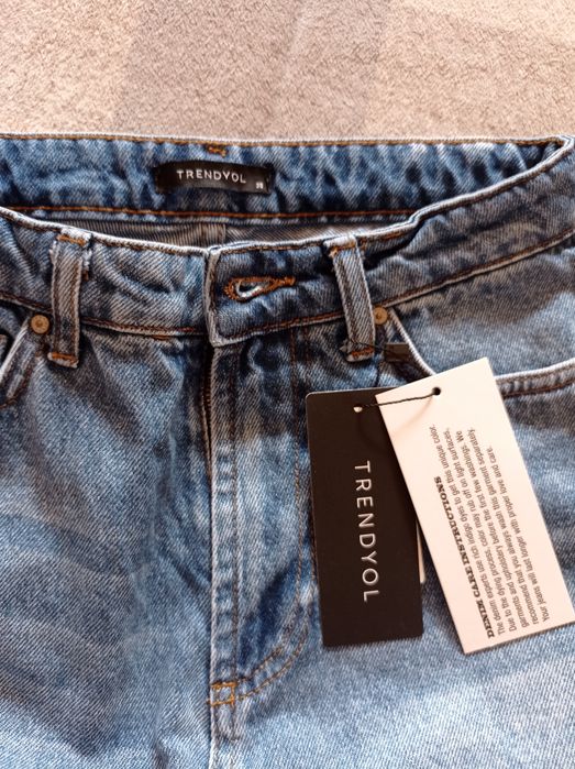 Новые женские джинсы.