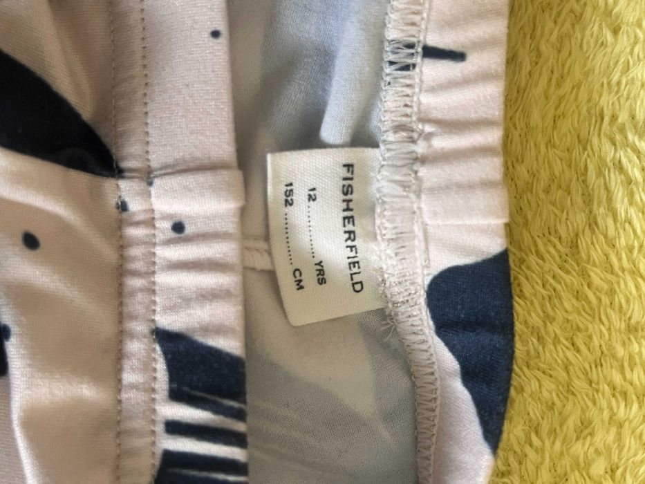 Продавам бял детски клин със сини панделки, ръст 152см. за 12годишни. Не прозира, като чисто нов и без забележки