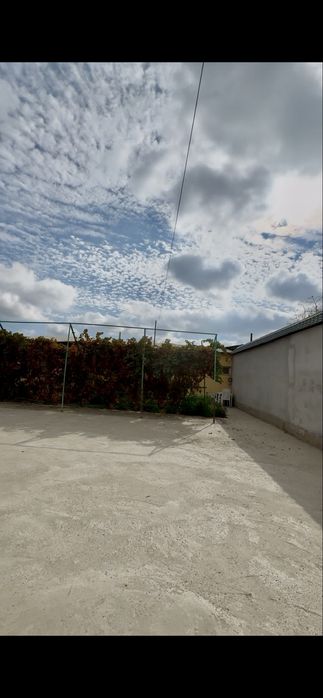 Katta hovli sotiladi