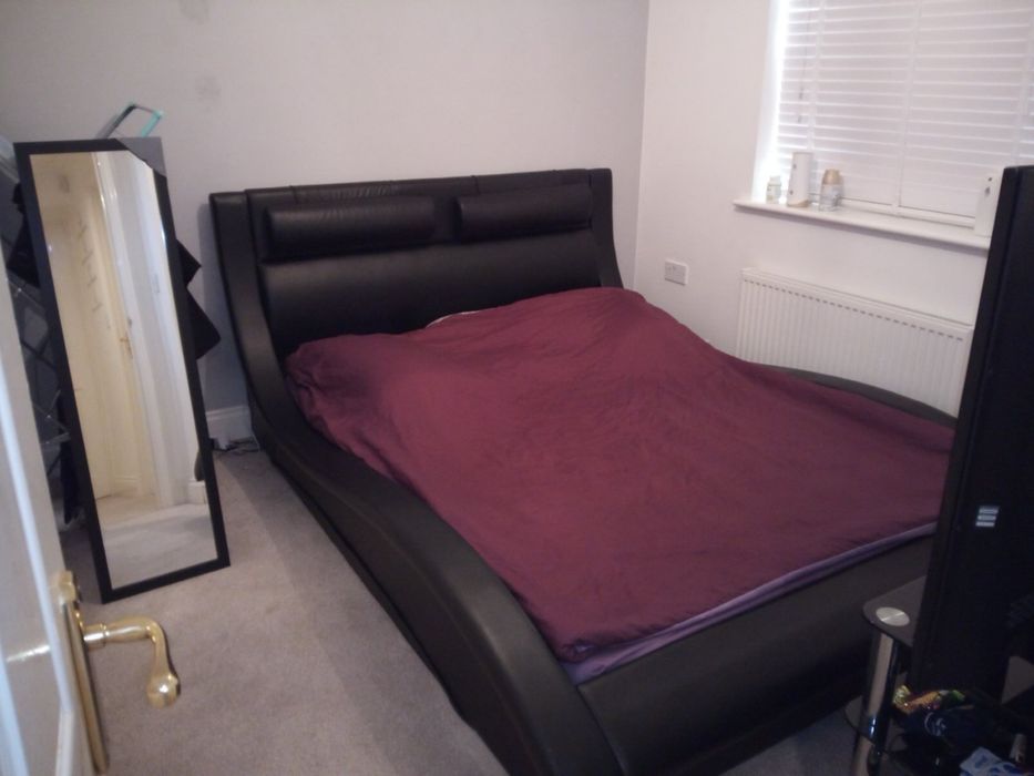 Дизайнерска черна кожена спалня