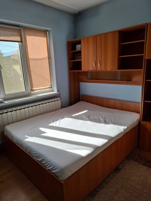 Mobila dormitor cu dulap si comodă