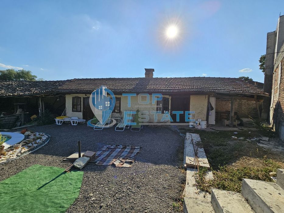 Двуетажна къща на груб строеж с втора къща и басейн с панорама в село