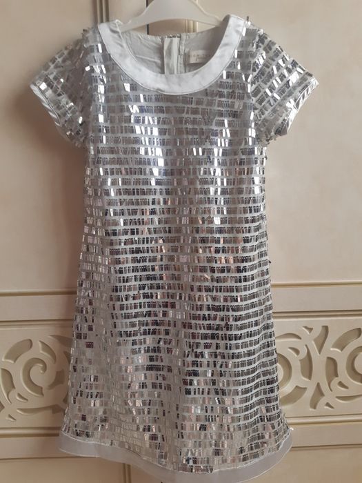 Нарядное модное платье на девочку с пайетками