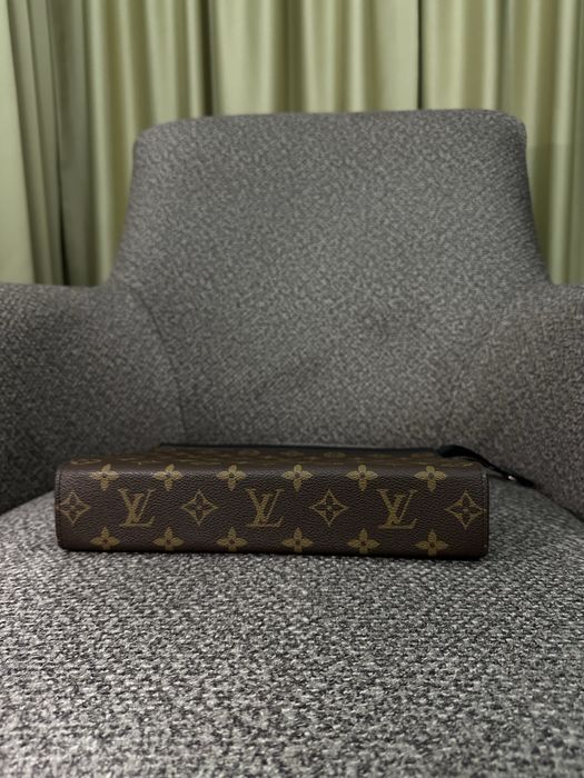 КАТО ЧИСТО НОВ Louis Vuitton Clutch