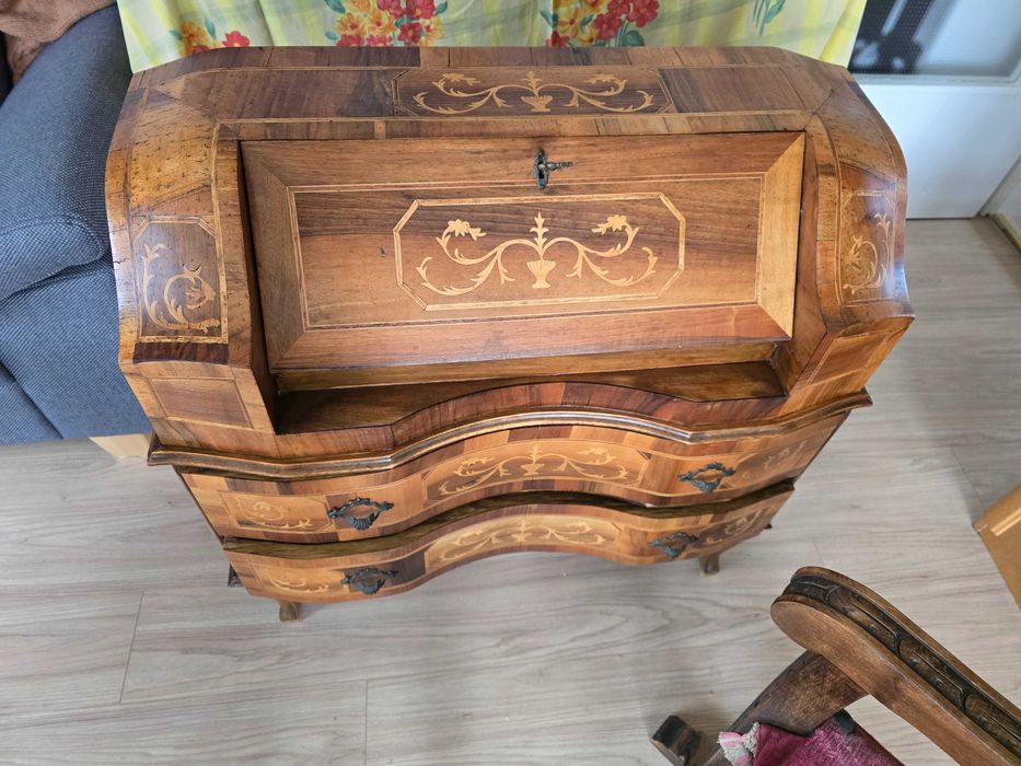 Бюро секретар с интарзии.