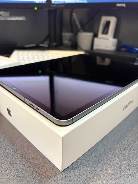 Vand iPad Pro 12.9 Gen. 5 cu procesor M1, Wi-Fi + Cellular 5G, 256GB - Space Gray, impecabil - ca nou