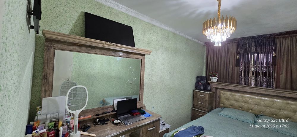 Продаётся 3х  комнатная квартира с обстановкой и ремонтом торг уместен