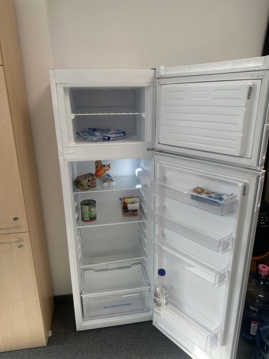 Продавам офис обурудване: столове, бюра, шкафове, маси и лан кабели